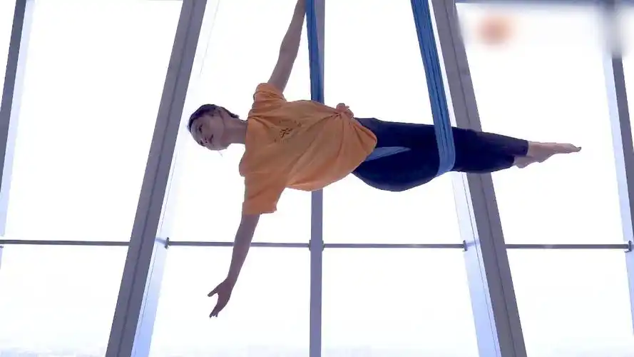 原创31岁李沁练空中瑜伽好美丝带上劈叉身姿婀娜新剧搭档任嘉伦