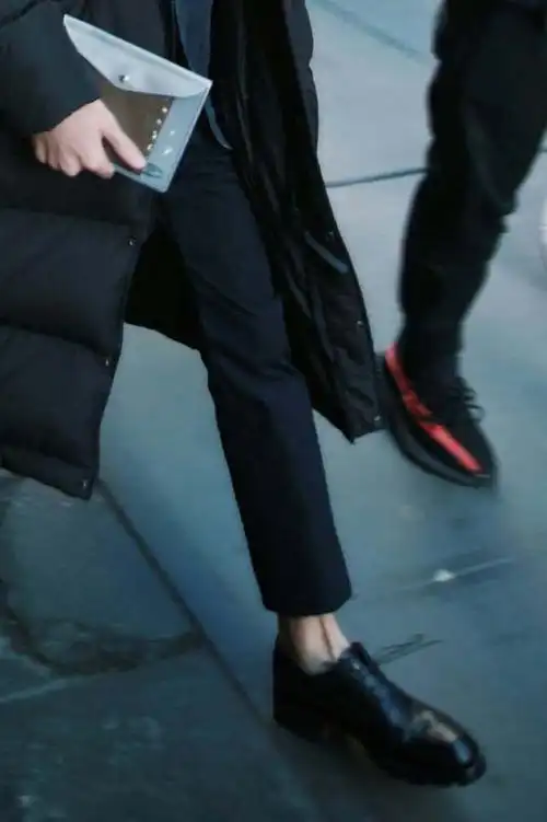 易烊千玺寒风中露脚踝!粉丝看见都心疼!