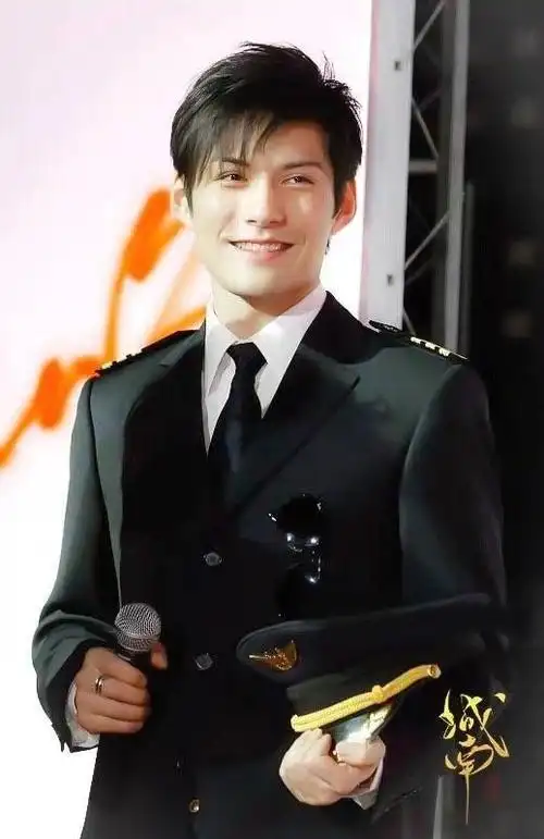 在我心目中严屹宽一直是top1,最近刷到他在上海看天花板的照片,这么多