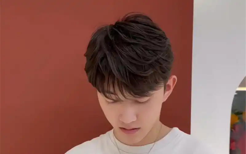 男生发型推荐微分碎盖,比起两侧推光,我更喜欢自然修剪