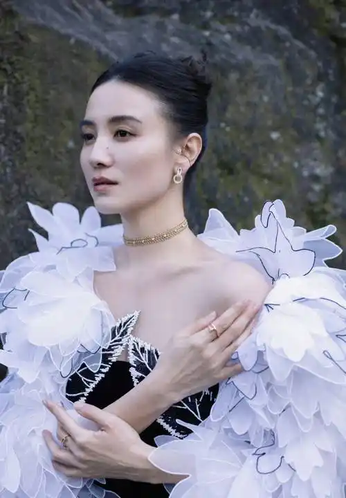 宋佳穿俄罗斯礼服闪耀美国!