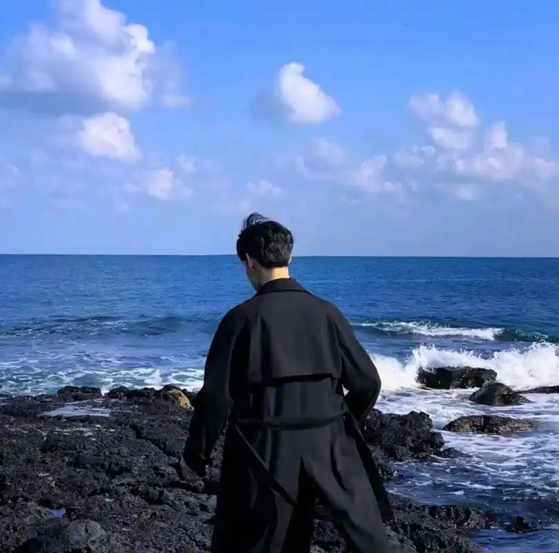 海边情侣头像 "这个夏天有空吗 我们一起去看海吧"