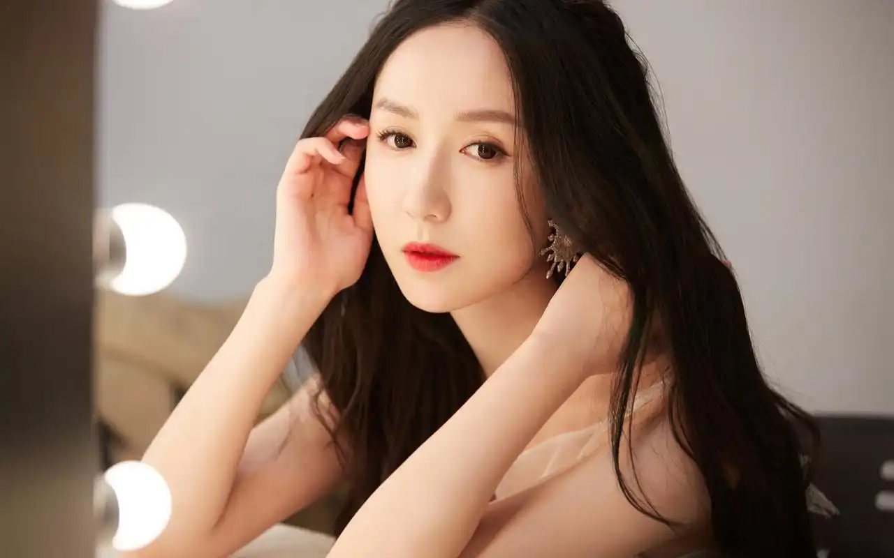 娄艺潇性感优雅写真桌面壁纸