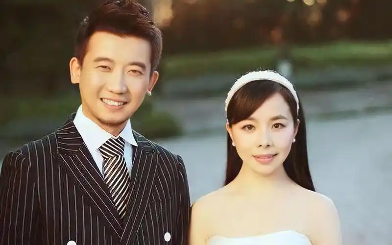 王二妮老公首次露面,长相身高看呆一旁朱迅!也难怪她看不上云飞