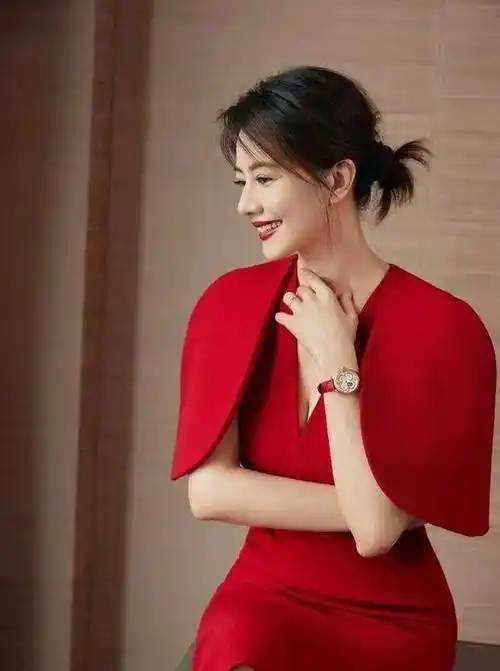高圆圆的红衣颜色鲜艳.红色是温暖的,不可抗拒的.