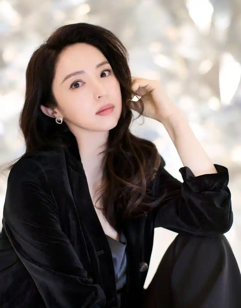 端庄秀气的董璇