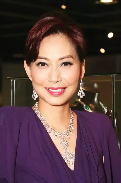 原创58岁的邝美云保养的真好穿绿色长裙显婀娜身材配饰价值不菲