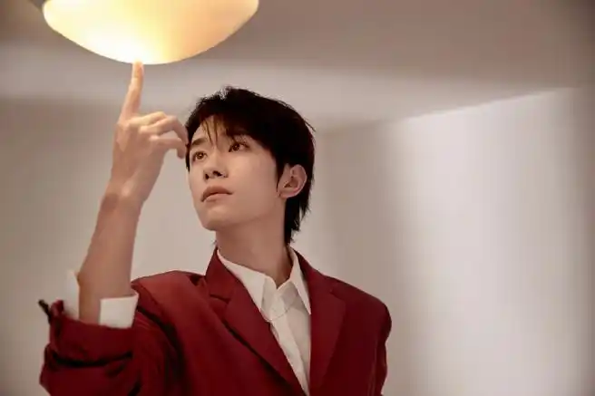 和千玺说早安#未结冰的河流像一面镜子,倒映着日月婆娑,任由这些旧