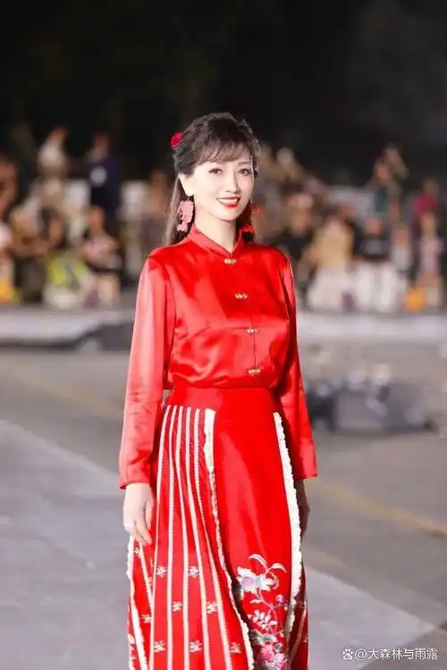 72岁赵雅芝穿红色马面裙,气质优雅,温婉大方谁家奶奶有那么美