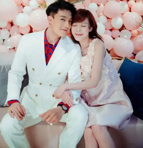 回顾孙艺洲戏外专一与妻子从校园到婚纱恩爱20年