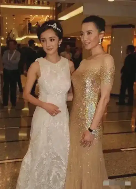 小宋佳和漂亮有气质外国女孩一起拍照,妥妥地甩了她几条街.