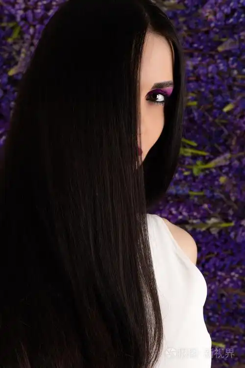 美丽的黑发女人直发