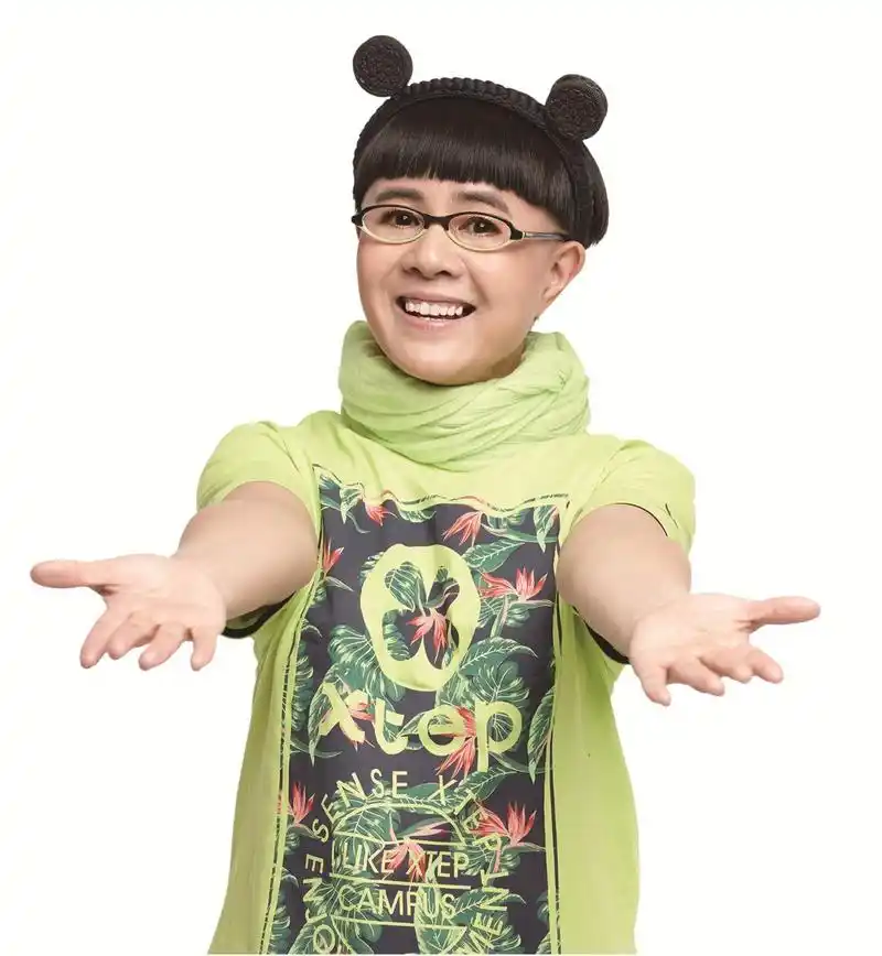 主持人金龟子衣服大有学问,原来这些花衣服很值钱,网友:看不出