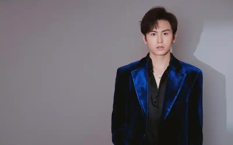 张哲瀚儒雅帅气写真图片桌面壁纸