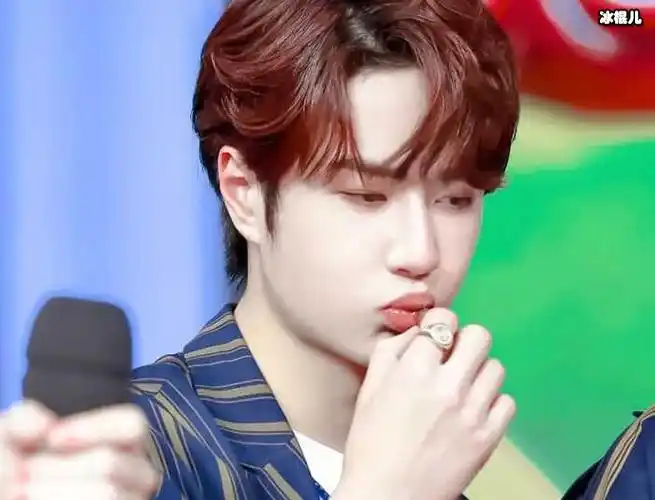 王一博奶膘是因为他脸颊的肉软嘟嘟,和小婴儿的脸一样软乎乎,非常的