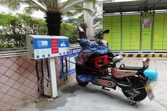 电动车铅酸电池第一次充电正确方法:采用三段式充电模式,在100%用完电