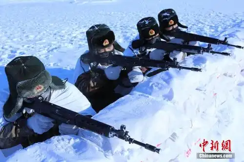 黑龙江边防战士挖雪洞宿营