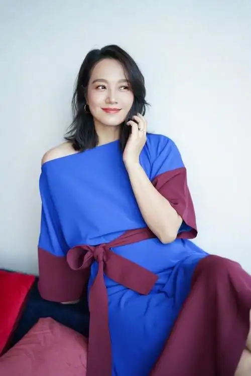 朱丹认真打扮有气质,穿蓝裙配温柔长发,有中年女人想要的精致感