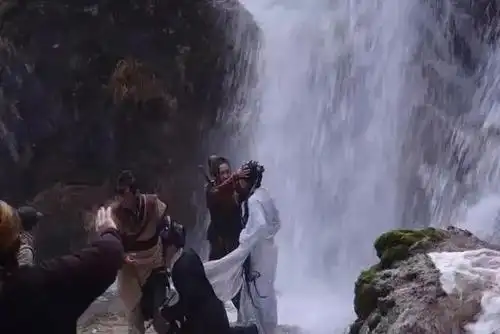 06版《神雕侠侣》在拍摄时,刘亦菲差点被湍急的瀑布冲走