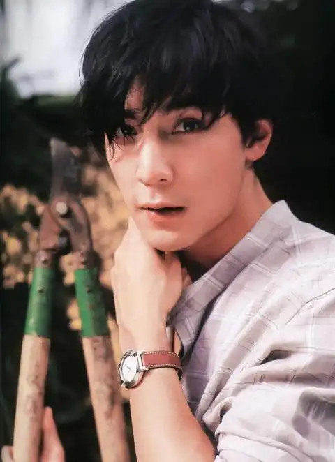 47岁吴彦祖做义工被偷拍鼻梁高挺眼窝深邃帅气依旧