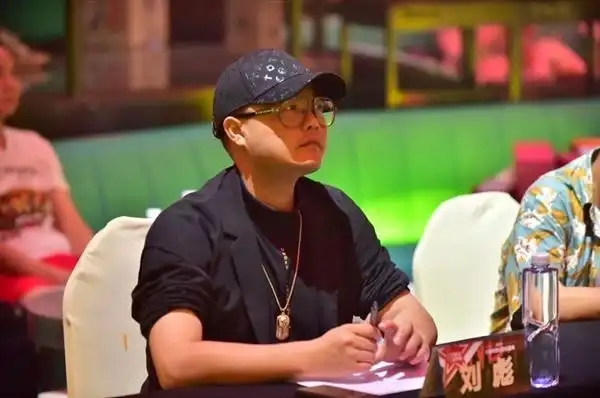 点评风格依旧 刘彪再次担任《中国好声音》评委