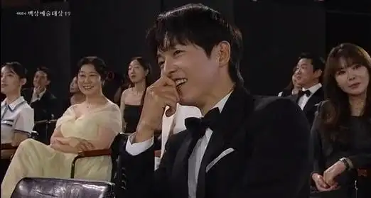 在当天的颁奖典礼上,当宋慧乔宣读提名时,宋仲基的表情成为韩国网友们