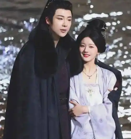 路透:扮演唐朝美人,紫色花钿妆「美到爆」_造型_刘宇宁_迪丽热巴