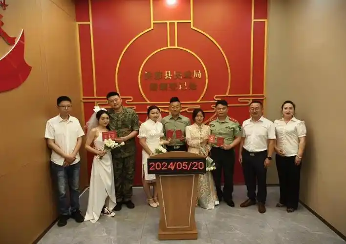 集体颁证 四川洪雅为现役退役军人开设结婚登记绿色通道