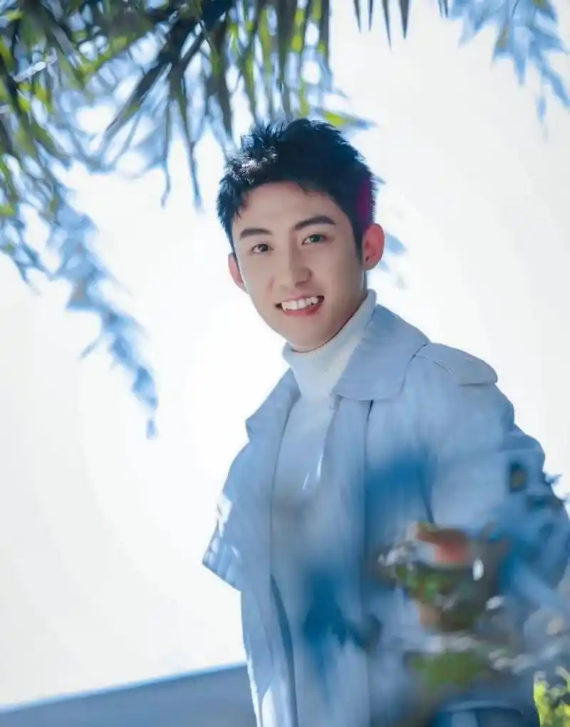 特别喜欢黄景瑜这两颗小虎牙,笑起来特别阳光.