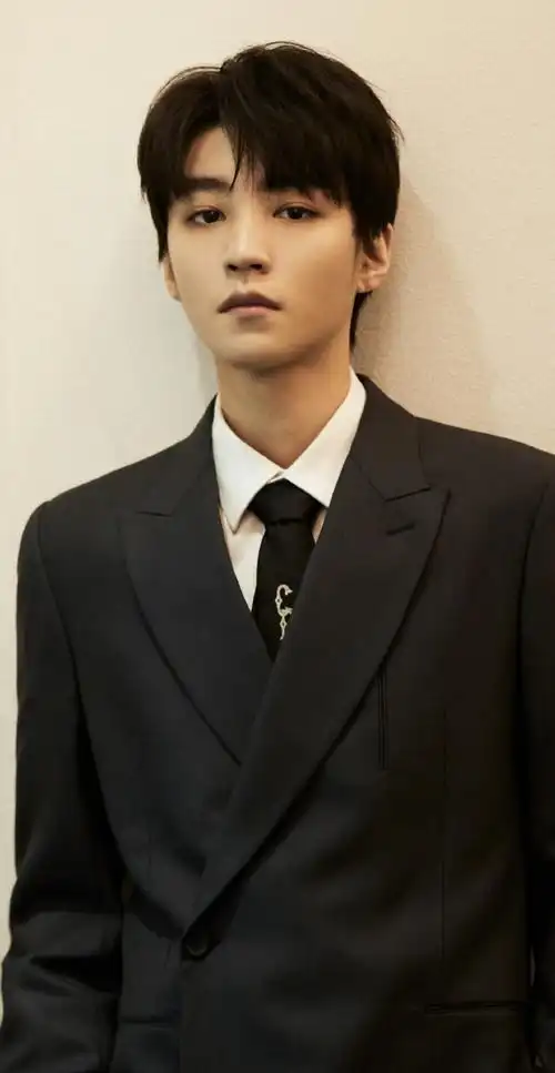 灯光是蓝绿红橙的 凯子心情是黑色的#科长有种不顾王俊凯死活的宠爱