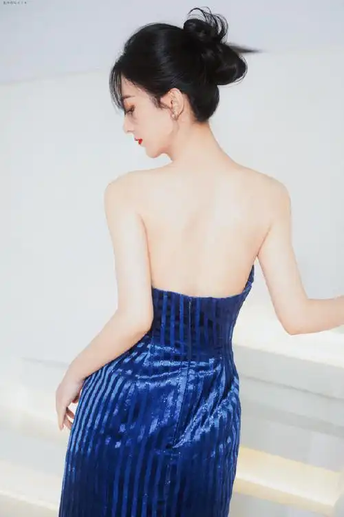 赵丽颖深蓝抹胸长裙