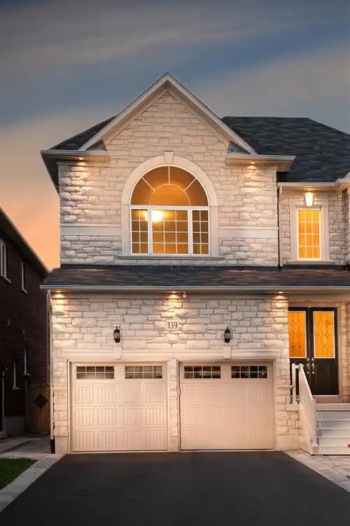 壁纸 别墅,房屋,傍晚,灯光,树木 3840x2160 uhd 4k 高清壁纸, 图片