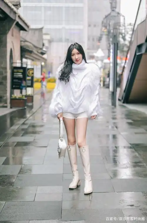 靴子一穿谁都不爱,白色的长靴,让小姐姐时髦感提升几个档次