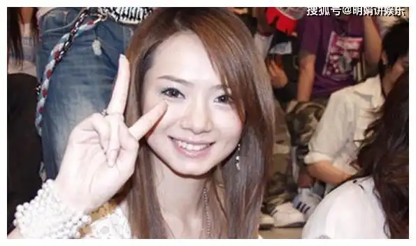 戚薇14年前选秀旧照曝光长相清纯甜美但缺块下巴是怎么回事