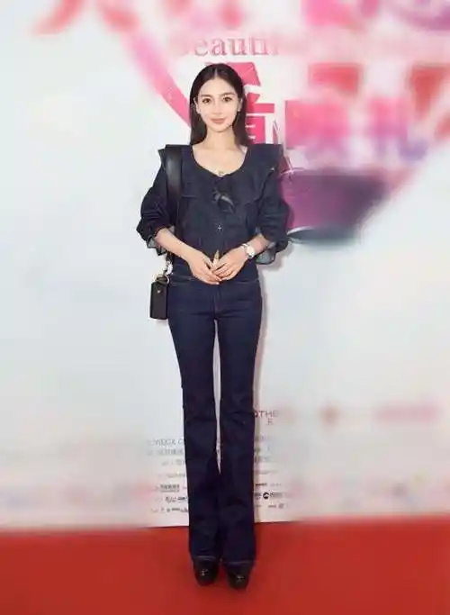 搭配一条牛仔裤简单素雅,黑色高跟鞋使baby整个腿部长了不少