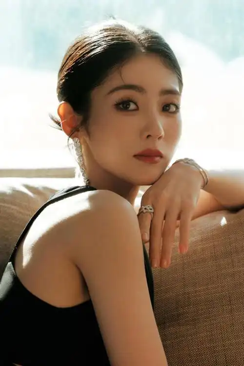 邢菲好瘦##邢菲黑色露腰长裙