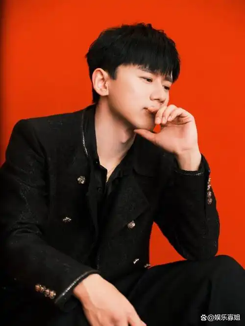 张杰微博音乐盛典公式照黑色装扮大红背景墙看着怪喜庆的