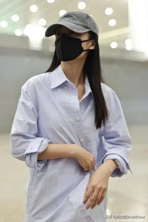 街拍李沁淡蓝色衬衫牛仔裤小白鞋灰色棒球帽简单利落