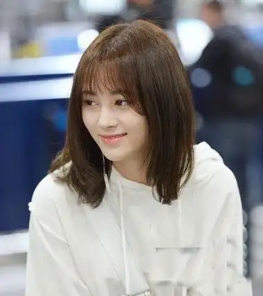 机场中的鞠婧袆短发,换改风格的波波头显示出了清纯感,正面看上去五官