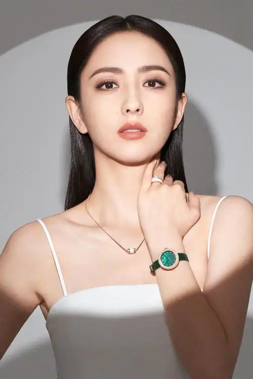 单身的佟丽娅美得更气质了穿深v白裙身材惹眼优雅又迷人