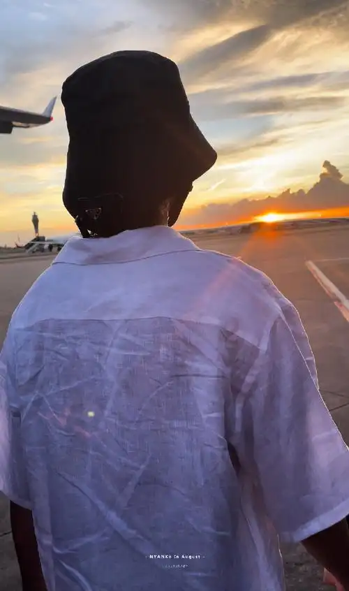 来个背影 感觉我们之间没有距离了#蔡徐坤