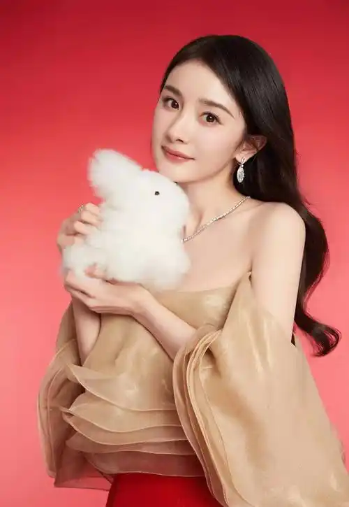 再次回顾往昔杨幂的美照,一张她曾经的婚纱照映入眼帘,那时候的她简直