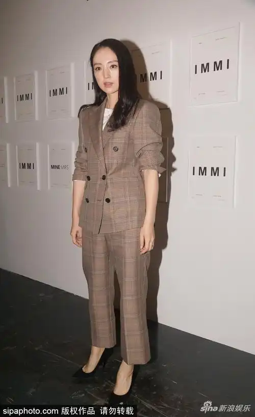 组图辣妈董璇穿格纹西服套装亮相干练十足