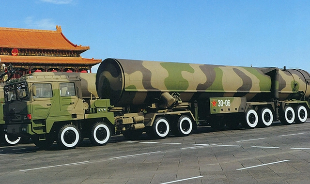 证词和中国一辆导弹发射车的图片似乎指向了"东风-31"固体燃料洲际弹