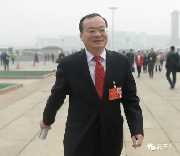 两会人物东莞市长袁宝成职务变化今年更低调