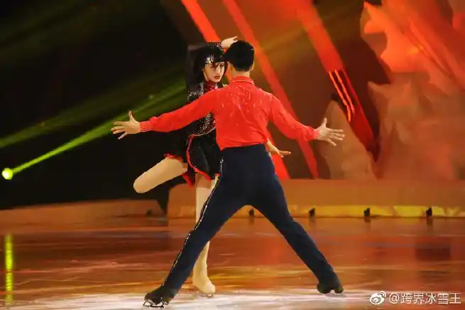 跨界冰雪王#@李菲儿love@花样滑冰孟飞"菲飞组合"的配合越来越出闪怂