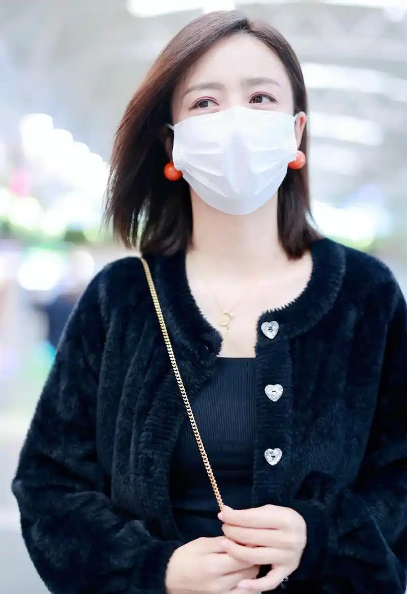 佟丽娅最新机场街拍,毛绒短外套搭配棋盘格休闲裤,时尚舒适又保暖!