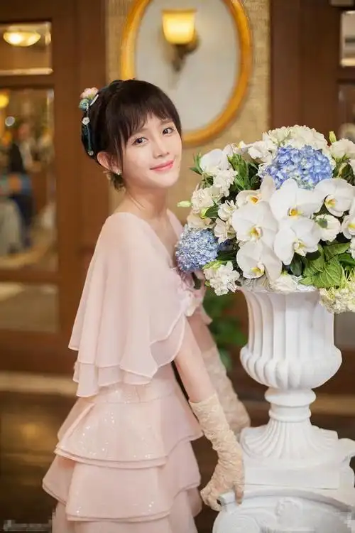 间都散发着优雅女主李一桐饰演的聂倾城在没有变身之前就是倾城美貌