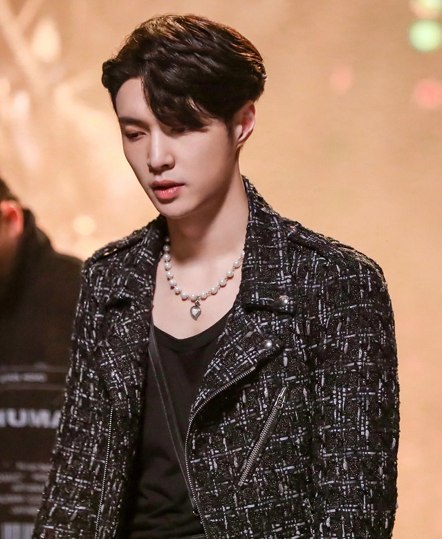 张艺兴一个男的戴珍珠项链,光看脖子效果,谁看得出是个男生?