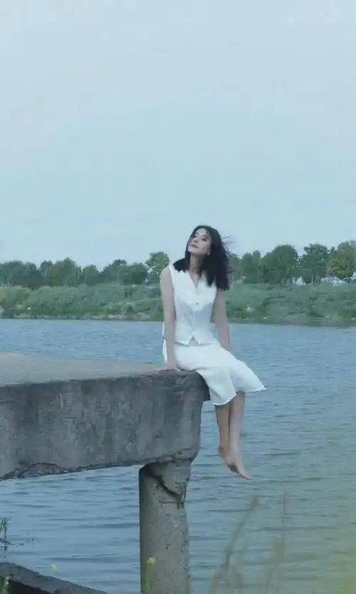 高圆圆的美腿圆润,脚踩细高跟,银色尖头高跟,优雅迷人_魅力_场合_建议